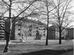 Magyarország, Budapest XIII., Debrecen park, balra a Kis makrancos-kútszobor (Kisfaludi Strobl Zsigmond, 1951.)., 1960, Hlatky Katalin-Főkert, Budapest, lakótelep, Fortepan #141330