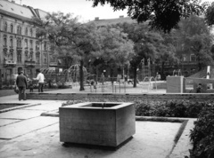 Magyarország, Budapest VII., Klauzál tér, szemben balra a Klauzál utca., 1968, Hlatky Katalin-Főkert, játszótér, mászóka, ivókút, Budapest, Fortepan #141332