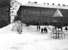 Magyarország, Budapest VII., Klauzál tér, szemben a Nyár utca., 1968, Hlatky Katalin-Főkert, tél, hó, mászóka, csúszda, Budapest, csúszkálás, Fortepan #141334