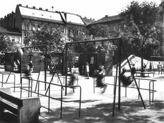 Magyarország, Budapest VII., Klauzál tér, szemben a Klauzál utca., 1968, Hlatky Katalin-Főkert, hinta, korlát, pad, Budapest, Fortepan #141337