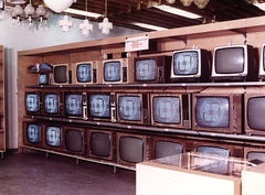 Magyarország, Dombóvár, Hunyadi tér 2. Napsugár Áruház., 1972, Erky-Nagy Tibor, színes, televízió, csillár, áruház, Orion-márka, Videoton-márka, üzletbelső, Fortepan #14136