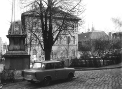 Magyarország, Budapest I., Mária tér, a Szűz Mária-kegyoszlop részlete. Balra a Batthyány utca, jobbra a Donáti utca torkolata., 1979, Hlatky Katalin-Főkert, Trabant-márka, automobil, Trabant 601, rendszám, Budapest, Fortepan #141362