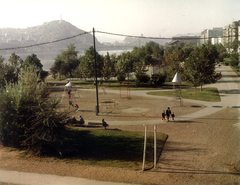 Magyarország, Budapest IX., a mai Nehru part, háttérben a Gellért-hegy, jobbra a Közraktár utca., 1976, Hlatky Katalin-Főkert, játszótér, színes, mászóka, Budapest, Fortepan #141367