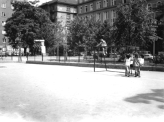 Magyarország, Budapest V., Honvéd (Néphadsereg) tér, balra A spanyolországi nemzetközi brigádok magyar harcosainak emlékműve (Makrisz Agamemnon, 1970.)., 1977, Hlatky Katalin-Főkert, Budapest, Fortepan #141370