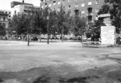 Magyarország, Budapest V., Honvéd (Néphadsereg) tér, jobbra A spanyolországi nemzetközi brigádok magyar harcosainak emlékműve (Makrisz Agamemnon, 1970.)., 1977, Hlatky Katalin-Főkert, Budapest, Fortepan #141371