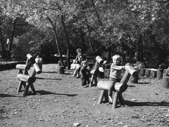 Magyarország, Széchenyihegy, Budapest XII., Rege park a Gyermekvasút (Úttörővasút) végállomása és a Rege út között., 1982, Hlatky Katalin-Főkert, játszótér, Budapest, Fortepan #141376