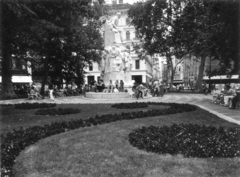 Magyarország, Budapest V., Vörösmarty tér a Váci utca felé nézve, középen Vörösmarty Mihály szobra (Kallós Ede, Telcs Ede és Márkus Géza 1908.)., 1986, Hlatky Katalin-Főkert, Budapest, Fortepan #141386