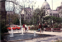 Magyarország, Budapest V., Vértanúk tere (Ságvári tér), szemben a Kossuth Lajos tér és a Parlament., 1986, Hlatky Katalin-Főkert, színes, Budapest, Fortepan #141387