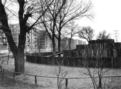 Magyarország, Budapest XIII., Fiastyúk (Thälmann) utcai lakótelep, Tahi utca, játszótér a Rákos-patak partjánál., 1980, Hlatky Katalin-Főkert, ácsolat, Budapest, rönkvár, Fortepan #141388