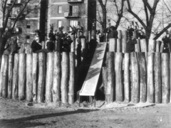 Magyarország, Budapest XIII., Fiastyúk (Thälmann) utcai lakótelep, Tahi utca, játszótér a Rákos-patak partjánál., 1980, Hlatky Katalin-Főkert, játszótér, csúszda, Budapest, rönkvár, Fortepan #141390