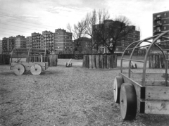 Magyarország, Budapest XIII., Fiastyúk (Thälmann) utcai lakótelep, Tahi utca, játszótér a Rákos-patak partjánál., 1980, Hlatky Katalin-Főkert, játszótér, Budapest, rönkvár, Fortepan #141391