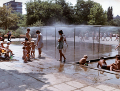 Magyarország, Budapest VIII., II. János Pál pápa (Köztársaság) tér, párazuhany., 1970, Hlatky Katalin-Főkert, színes, Budapest, vízpermet, Fortepan #141397