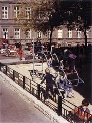 Magyarország, Budapest V., Bástya utcai játszótér a Veres Pálné utcából nézve., 1975, Hlatky Katalin-Főkert, játszótér, színes, mászóka, homokozó, Budapest, Fortepan #141400