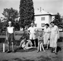 Magyarország, Tarhos, a felvétel a Wenckheim-kastély parkjában készült., 1953, Bencze László, csípőre tett kéz, karba tett kéz, Fortepan #141436