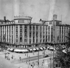 Magyarország, Budapest VII., Astoria kereszteződés, Károly (Tanács) körút - Rákóczi út sarok, MTA lakóház., 1955, Bencze László, óra, Budapest, napellenző, Fortepan #141439