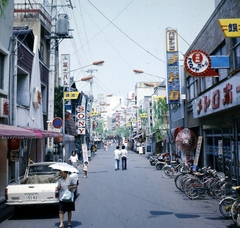 Japán, Maebashi, Ginza utca., 1978, Bencze László, színes, japán írás, Sony-márka, kerékpár, kerékpár tároló, Fortepan #141441