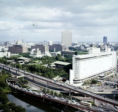 Japán, Tokió, kilátás a Hotel New Otani Tokyo toronyépületéből a Tokyu Plaza Akasaka felé., 1978, Bencze László, színes, Fortepan #141445