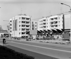 Magyarország, Püspökladány, Bocskai út a Hősök terénél., 1980, Bencze László, kerékpár, motorkerékpár, kerékpár tároló, Fortepan #141471