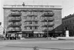 Magyarország, Debrecen, Piac utca (Vörös Hadsereg útja) 16., előtte jobbra a Felszabadulási emlékmű (később Debreceni család) Pátzay Pál 1967-ben felavatott alkotása., 1974, Bencze László, Fortepan #141484