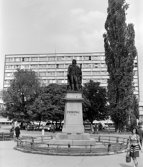 Magyarország, Debrecen, Kálvin tér, Csokonai Vitéz Mihály szobra (Izsó Miklós, 1871.), háttérben a HÁÉV székház (később Új Városháza)., 1976, Bencze László, szobor, Csokonai Vitéz Mihály-ábrázolás, Fortepan #141511