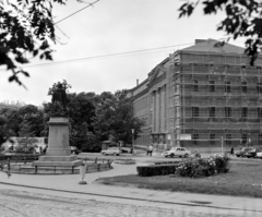 Magyarország, Debrecen, Kálvin tér, balra Csokonai Vitéz Mihály szobra (Izsó Miklós, 1871.), jobbra a Református Kollégium., 1976, Bencze László, szobor, Csokonai Vitéz Mihály-ábrázolás, Fortepan #141518