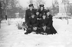 Magyarország, Budapest VIII., II. János Pál pápa (Köztársaság) tér, háttérben az azóta már lebontott Nemzeti munka szobra., 1953, Erky-Nagy Tibor, tél, egyenruha, fiatalság, csoportkép, Budapest, Fortepan #14152