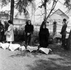 Magyarország, Porcsalma, Lehel út, az Istenszülő oltalma görögkatolikus templom kertje. Húsvéti ételszentelésre várakozók., 1976, Bencze László, Húsvéti kosár, Fortepan #141532