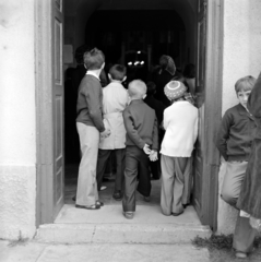 Magyarország, Porcsalma, Lehel út, az Istenszülő oltalma görögkatolikus templom, húsvéti ételszentelésre várakozók., 1976, Bencze László, Fortepan #141534