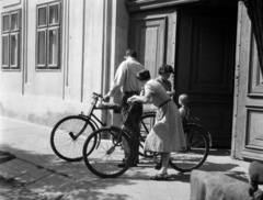 Hungary, Gyula, Erkel tér 1., 1962, Bencze László, bicycle, gate, Fortepan #141538