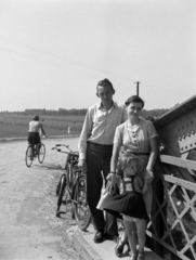 Hungary, Gyula, a gyulavári Fehér-Körös híd., 1962, Bencze László, bicycle, family, height chart, Fortepan #141541