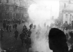 Magyarország, Budapest VIII.,Budapest VII., Rákóczi út, balra a Nyár utca torkolata, jobbra a Szent Rókus-kápolna, mögötte a Rókus kórház., 1956, Fortepan/Album023, Franz Fink, forradalom, Budapest, futás, Fortepan #141574