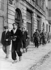 Magyarország, Budapest VIII., Teleki László tér a Fiumei út felé nézve, balra a 16. szám (ekkor Ér utca 2.)., 1956, Fortepan/Album023, Franz Fink, forradalom, Budapest, fiatalság, felkelő, fegyver, karszalag, Fortepan #141580