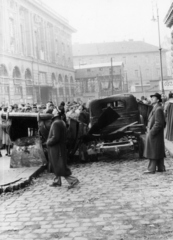 Magyarország, Budapest VIII., Blaha Lujza tér, balra a Corvin Áruház, szemben a Rókus kórház, a kettő között a metróépítkezés épülete., 1956, Fortepan/Album023, Franz Fink, forradalom, járműroncs, metróépítés, Budapest, Fortepan #141587