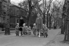 Magyarország, Budapest VI., Andrássy út (Népköztársaság útja), háttérben a 110. és 112. számú épületek., 1968, Péterffy István, Budapest, Fortepan #141641