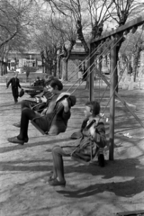 Magyarország, Cegléd, játszótér a Szabadság téren., 1969, Péterffy István, játszótér, hinta, Fortepan #141661