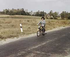 Magyarország, Dombóvár, Riga-12 moped., 1977, Erky-Nagy Tibor, közlekedés, színes, motorkerékpár, robogó, hajviselet, Fortepan #14167