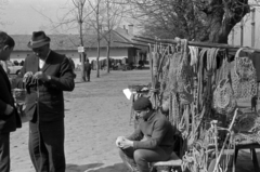 Magyarország, Cegléd, Eötvös tér, piac. Kalappal a fején Gaál Ferenc kötélgyártó (köteles) mester., 1968, Péterffy István, vásár, piac, kötélgyártó, szatyor, fonott áru, Fortepan #141670