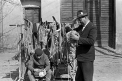 Magyarország, Cegléd, Eötvös tér, piac. Kalappal a fején Gaál Ferenc kötélgyártó (köteles) mester., 1968, Péterffy István, vásár, vándoriparos, kötélgyártó, svájcisapka, piac, Fortepan #141672