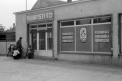 Magyarország, Cegléd, Kossuth tér, ruhatisztító a piac mellett., 1968, Péterffy István, mosoda, Fortepan #141782