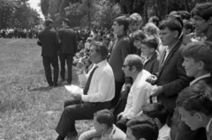 Magyarország, Sülysáp, Tápiósáp (ekkor önálló, ma a város része), színészek - sápi öregfiúk futballmeccs (5:5). Mikrofonnal dr. Hegedűs János, tőle jobbra fehér ingben Kabos László színművész., 1969, Péterffy István, Fortepan #141785