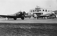 Magyarország, Budaörsi repülőtér, Budapest XI., Wibault 283-T és Douglas DC-2 típusú utasszállító repülőgép., 1939, Erky-Nagy Tibor, közlekedés, amerikai gyártmány, repülőgép, francia gyártmány, repülőtér, KLM légitársaság, McDonnell Douglas-márka, Douglas DC-2, art deco, Air France légitársaság, Wibault-márka, Wibault 283T, Budapest, Fortepan #14179