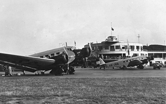 Magyarország, Budaörsi repülőtér, Budapest XI., Junkers Ju-52/3m típusú utasszállító repülőgépek., 1938, Erky-Nagy Tibor, közlekedés, zászló, német gyártmány, repülőgép, Junkers-márka, repülőtér, automobil, Junkers Ju 52, LOT (Polish Airlines), Budapest, lajstromjel, Fortepan #14180