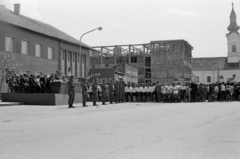 Magyarország, Monor, Kossuth Lajos utca 88., május 1-i ünnepség a megyei pártbizottság (később könyvtár) előtt. Jobbra a református templom., 1968, Péterffy István, Fortepan #141810