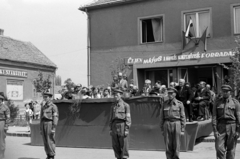 Magyarország, Monor, Kossuth Lajos utca 88., május 1-i ünnepség a megyei pártbizottság (később könyvtár) előtt. Balra a Forrás utca., 1968, Péterffy István, munkásőr, Fortepan #141811