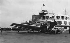 Magyarország, Budaörsi repülőtér, Budapest XI., Junkers Ju-52/3m típusú utasszállító repülőgép., 1940, Erky-Nagy Tibor, közlekedés, zászló, német gyártmány, repülőgép, Junkers-márka, csendőr, repülőtér, Junkers Ju 52, tankolás, Budapest, lajstromjel, Fortepan #14183