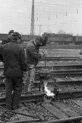 Magyarország, Cegléd, vasútállomás, munkában a sínkovács (termites sínhegesztés)., 1969, Péterffy István, hegesztés, hegesztőszemüveg, Fortepan #141849