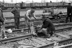 Magyarország, Cegléd, vasútállomás, munkában a sínkovács (termites sínhegesztés)., 1969, Péterffy István, hegesztés, hegesztőszemüveg, Fortepan #141851