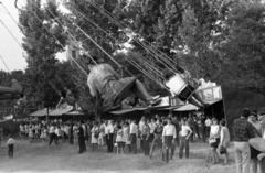 Magyarország, Mende, búcsú. A fák takarásában a háttérben a Loyolai Szent Ignác-templom tornya látszik., 1969, Péterffy István, körhinta, vurstli, céllövölde, Fortepan #141861