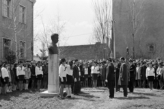 Magyarország, Monor, Ady Endre út 12-14., József Attila Gimnázium (később József Attila Gimnázium és Közgazdasági Szakközépiskola) udvara. Ünnepség József Attila mellszobránál (Kelemen Kristóf, 1960.)., 1968, Péterffy István, zászló, mellszobor, koszorúzás, Fortepan #141877