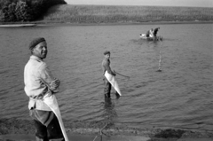 Magyarország, Úri, halastó., 1969, Péterffy István, tó, csónak, halászat, svájcisapka, halászháló, halász csizma, húsipari kötény, halastó, Fortepan #141880